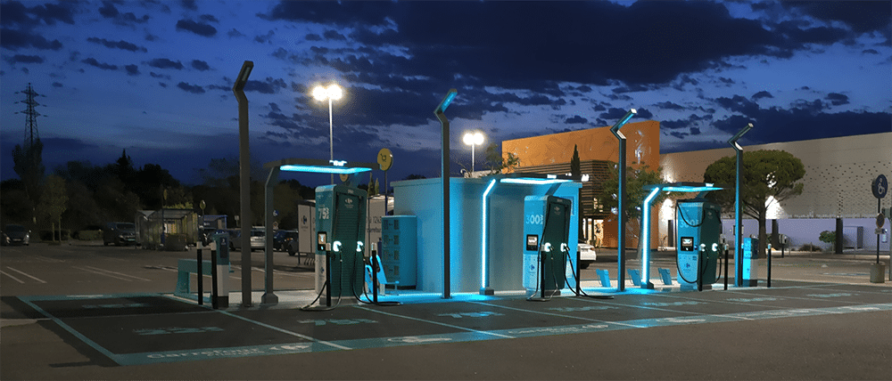 Station d’électrorecharge panneaux photovoltaïques sur leur parking